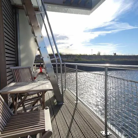 Houseboat Sutje Comfortable Holiday Hotel na wodzie *